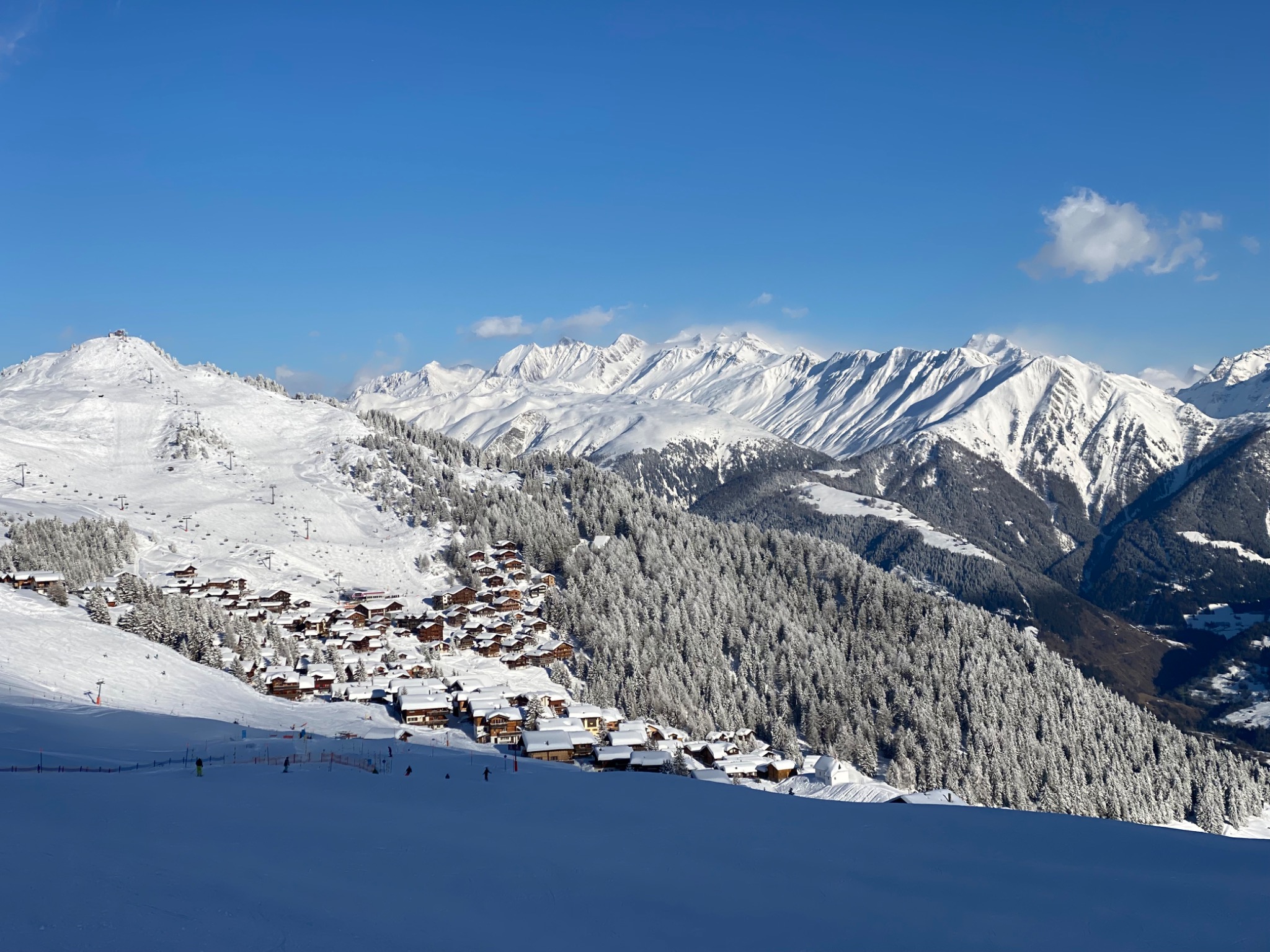 Verschneite Riederalp mit Bergpanorama