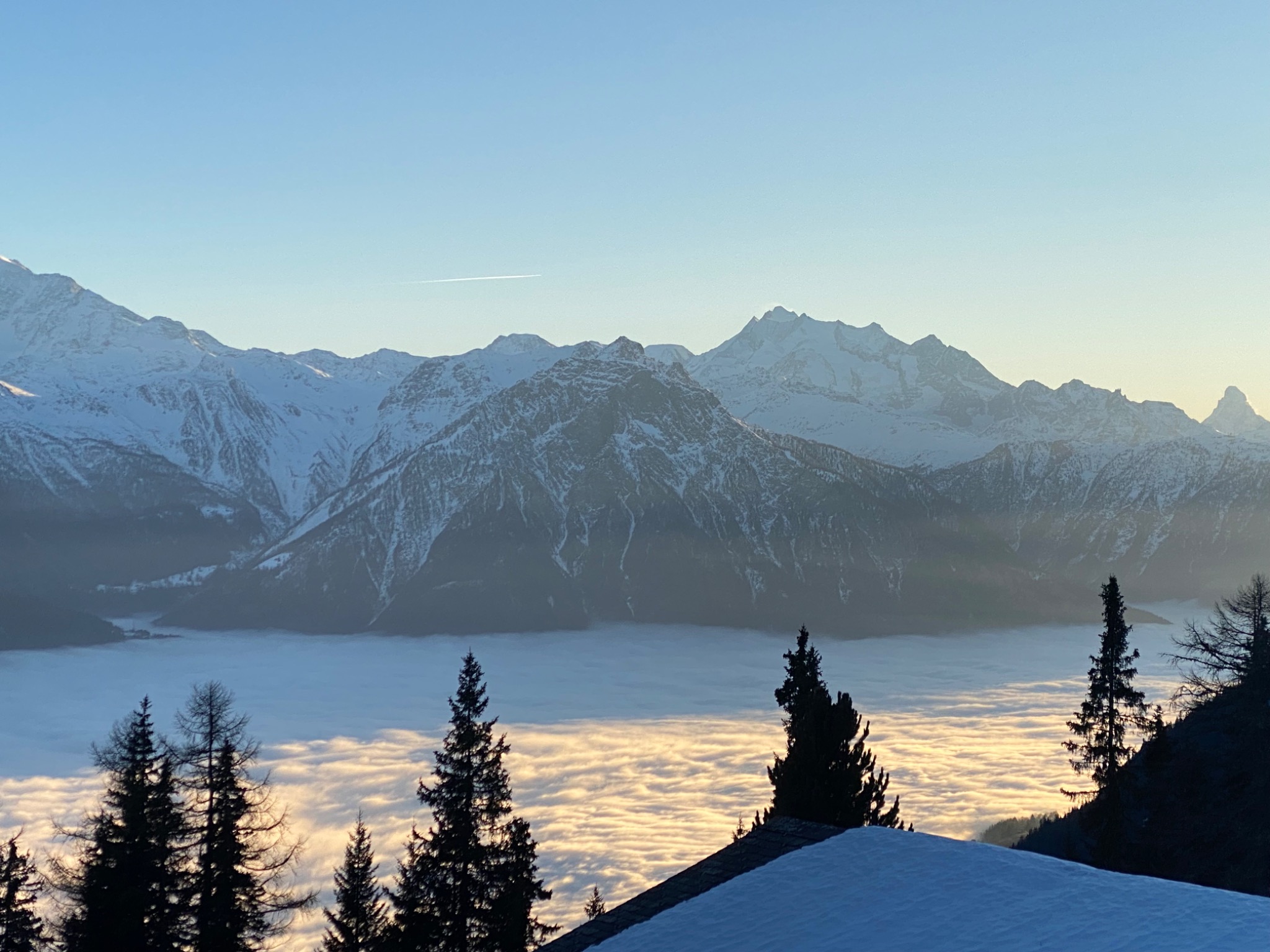 Winterliches Bergpanorama über dem Nebelmeer